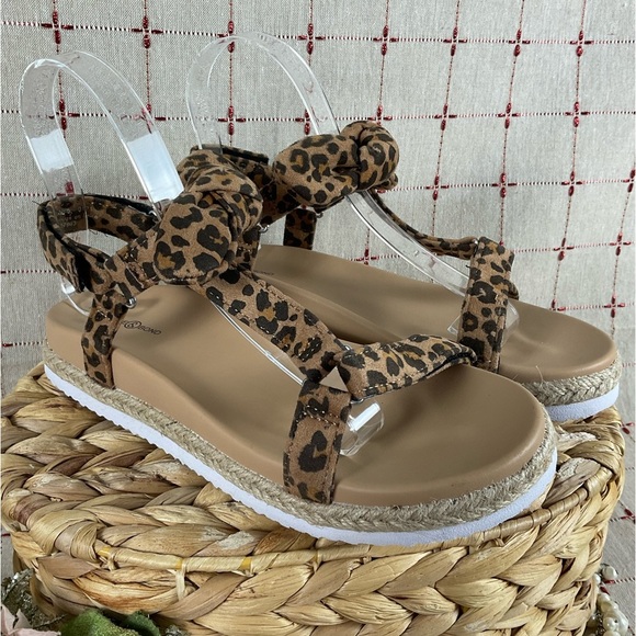 Treasure & Bond “Eliza” Leopard Print Strappy Sandals Girls Sz 5 Contour Footbed - Picture 2 of 7